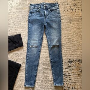 Women’s American Eagle Distressed Jeans - size 6